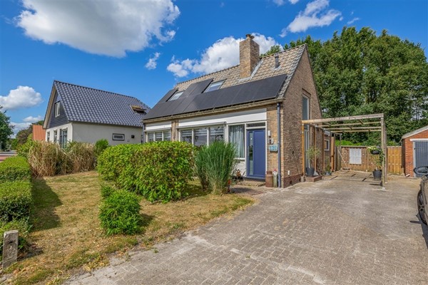Verkocht onder voorbehoud: Heerlijke knusse woning met eigen oprit, kunststof kozijnen, grenzend aan een bosperceel en een zonnige tuin !